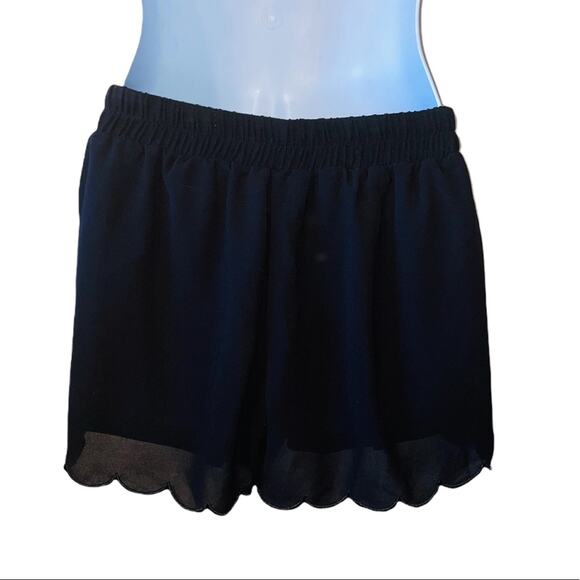 Mine elastic waist pleated front scallop edge shorts - Picture 4 of 5